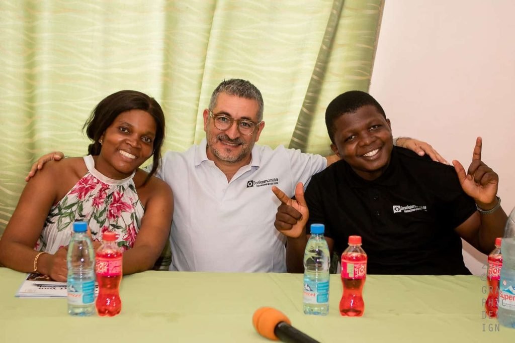 L'équipe Developers.Institute en table ronde — Developers.Institute Cameroun